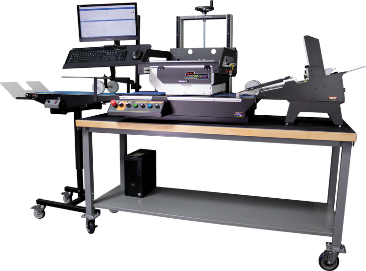 1170 RapidColor Pro de Postmark sobre mesa de trabajo con banda transportadora de entrega