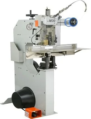 Engrapadora de alambre DeLuxe Stitcher M30